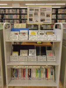 2025年10月26日に開催した本の夜会で、紹介や朗読したの本や関連本を、ミニ展示コーナーで展示する様子